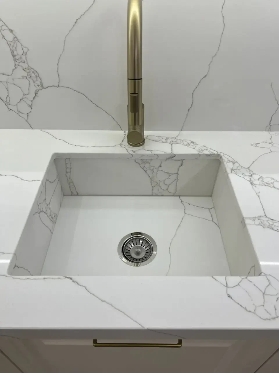Кухня Avant Quartz 7470 Calacatta Bearn