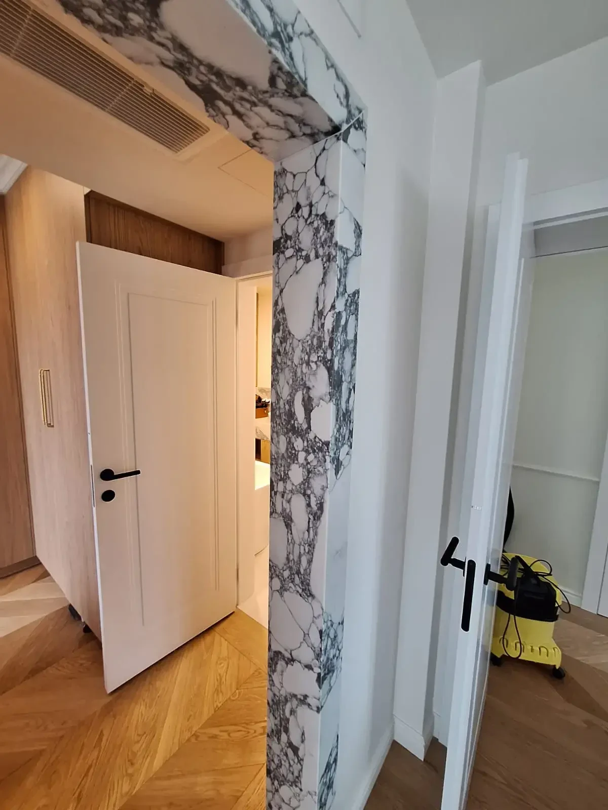 Житлові приміщення Avant Quartz 9070 Arabescato Alencon
