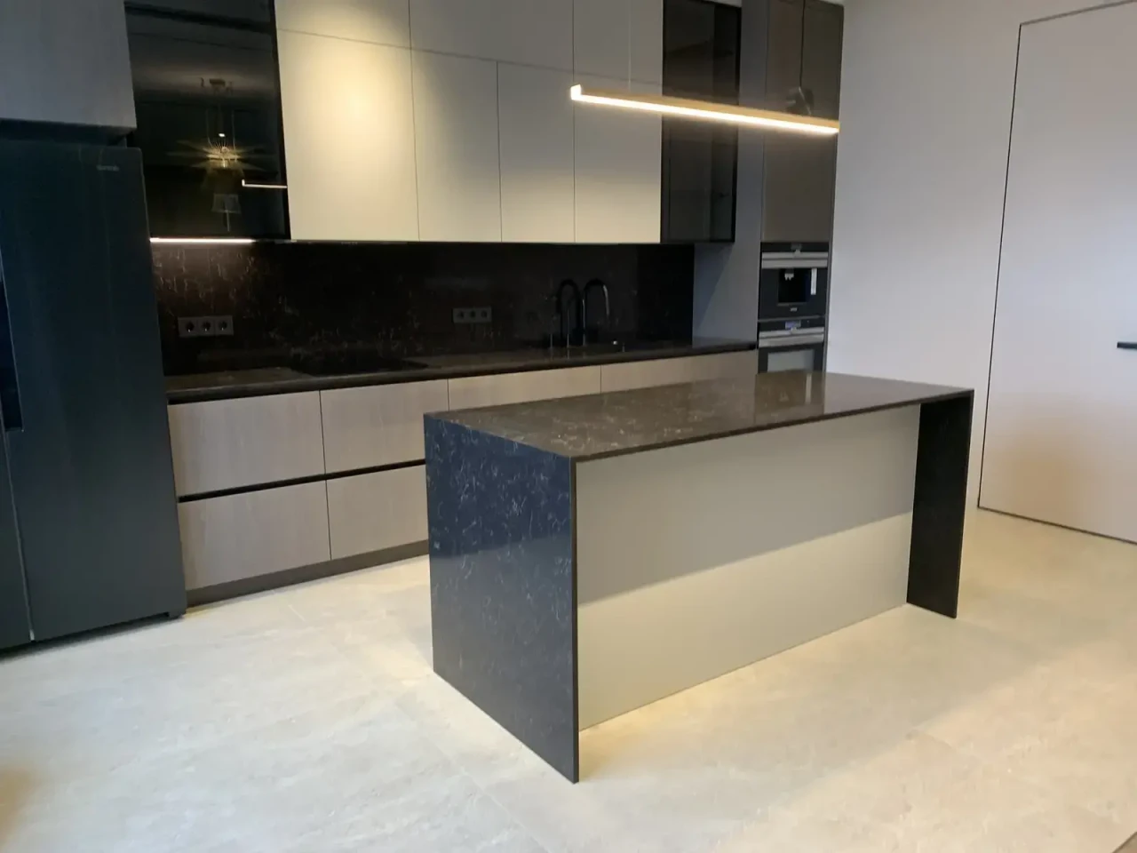 Кухня Caesarstone 5100 Vanilla Noir